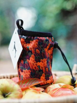 🍁 Ahoj podzime! S novou sezónou přichází i náš podzimní pamlskovník – ručně šitý. ✔️ voděodolný materiál ✔️ odolná...